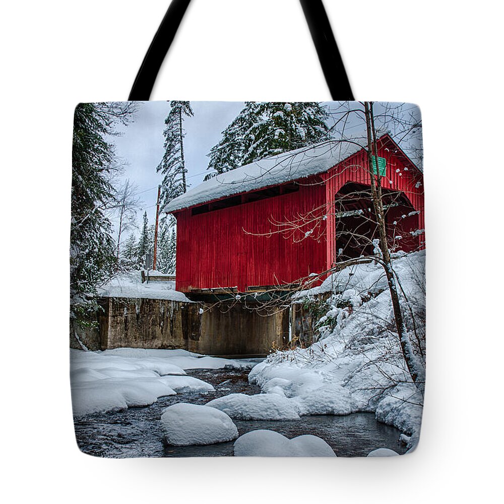 Mosely Covered Bridge Tote Bag featuring the photograph Vermonts Moseley covered bridge by Jeff Folger