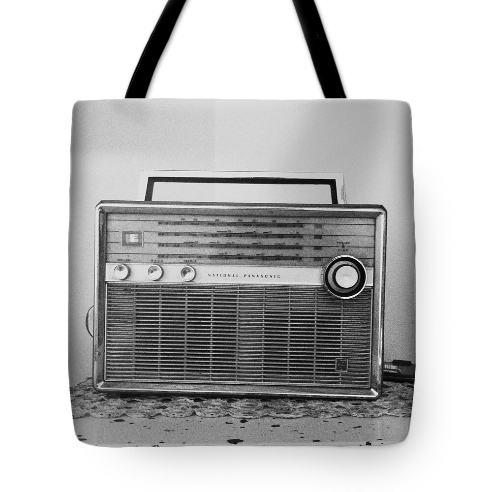Nueva llegada Humano Pobreza extrema Vintage Radio Tote Bag by Marco Oliveira - Fine Art America