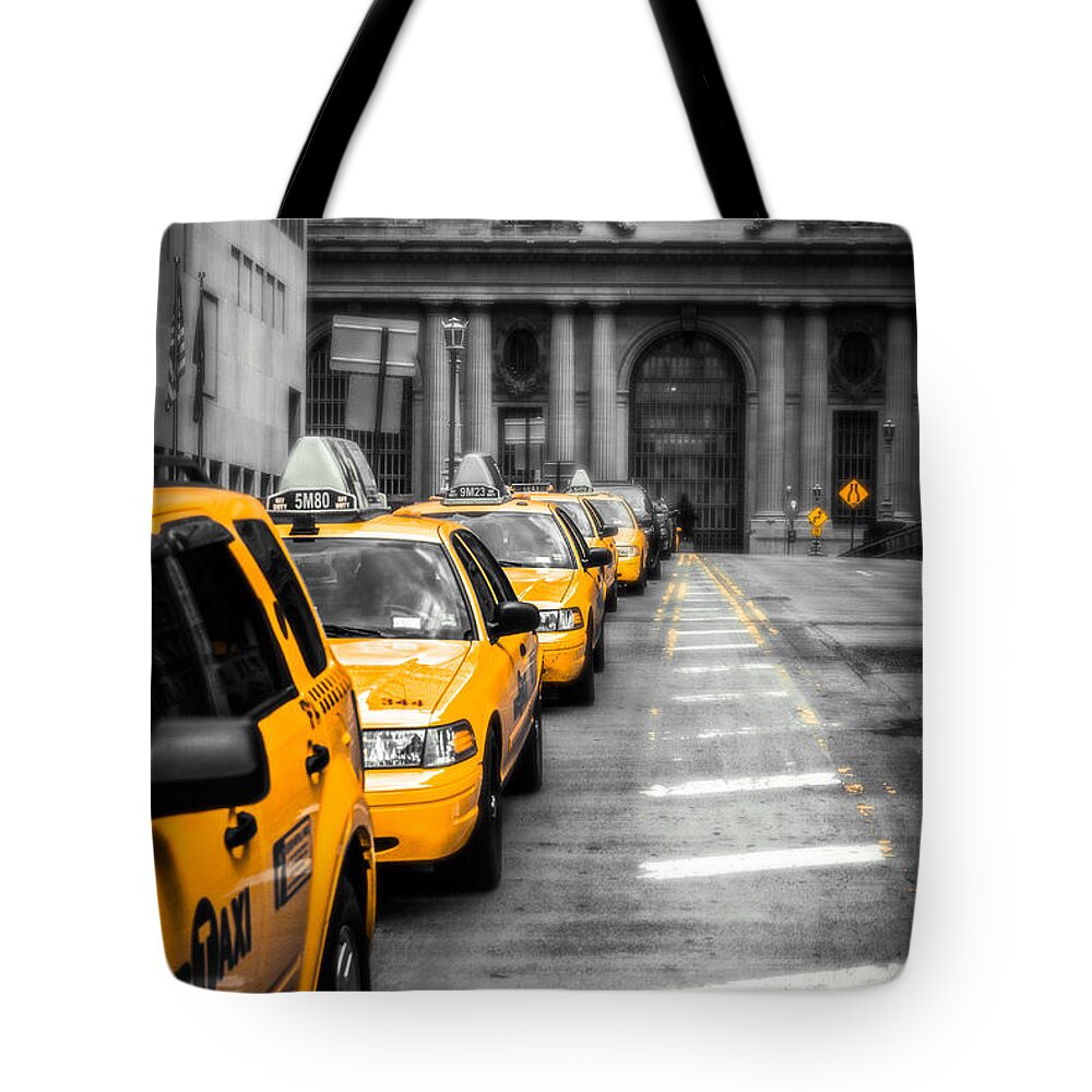Nyc Tote Bag featuring the photograph Yellow Cabs waiting - Grand Central Terminal - bw o by Hannes Cmarits