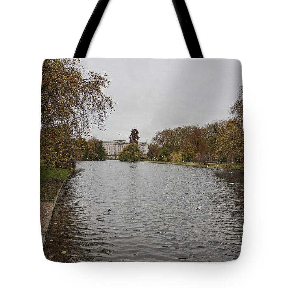 Buckingham Palace Tote Bag featuring the photograph Buckingham Palace View by Maj Seda