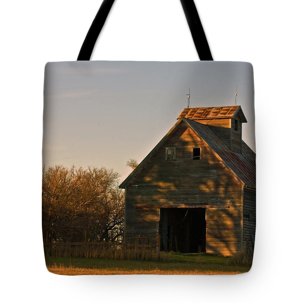 Barns Tote Bag featuring the photograph Corn Crib at Sunset by Ed Peterson