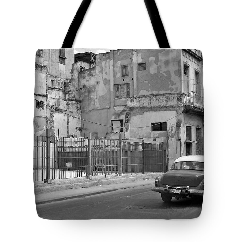 Cuba Tote Bag featuring the photograph Cuban Car by Lynn Bolt