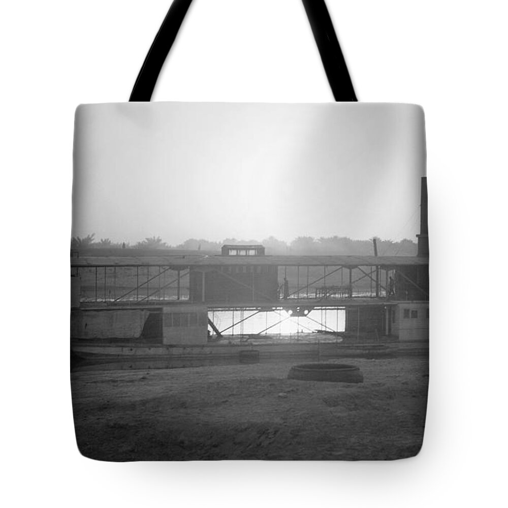 1932 Tote Bag featuring the photograph Iraq: Riverboat, 1932 by Granger