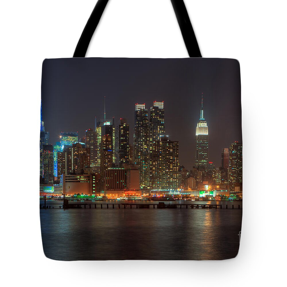Clarence Holmes Tote Bag featuring the photograph Manhattan Twilight VI by Clarence Holmes