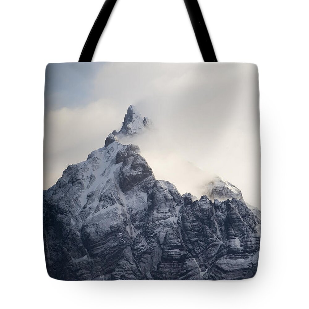00429501 Tote Bag featuring the photograph Mountain Peak In The Salvesen Range by Flip Nicklin