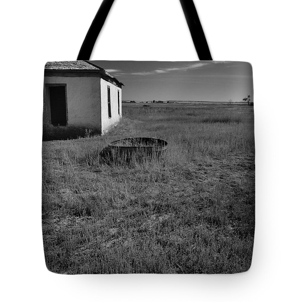 Plains Tote Bag featuring the photograph On The Hi-Lo Plains by Ron Cline