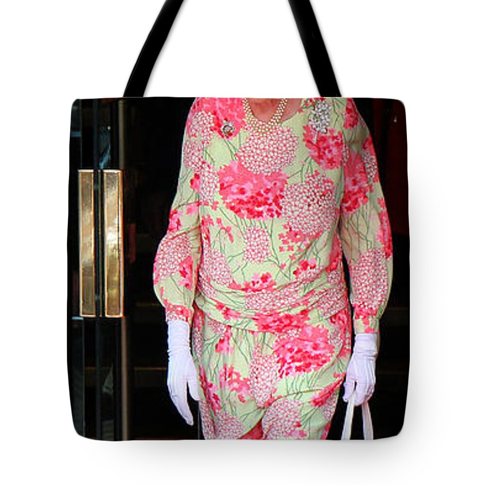 United Kingdom Tote Bag featuring the photograph Queen Elizabeth 2 by Andrew Fare