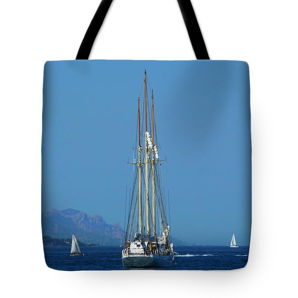 Sailing Tote Bag featuring the photograph Sailing Yacht by Rogerio Mariani