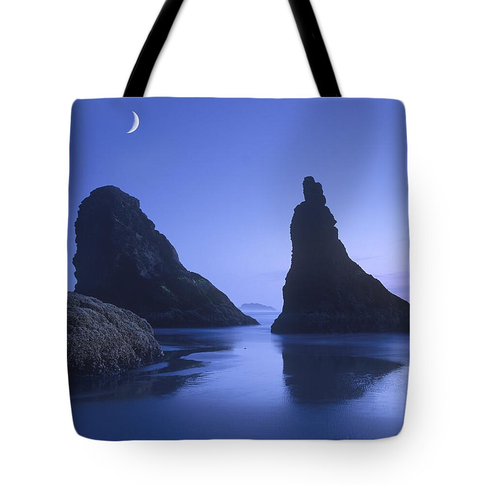00175681 Tote Bag featuring the photograph Sea Stacks At Dusk Along Bandon Beach by Tim Fitzharris