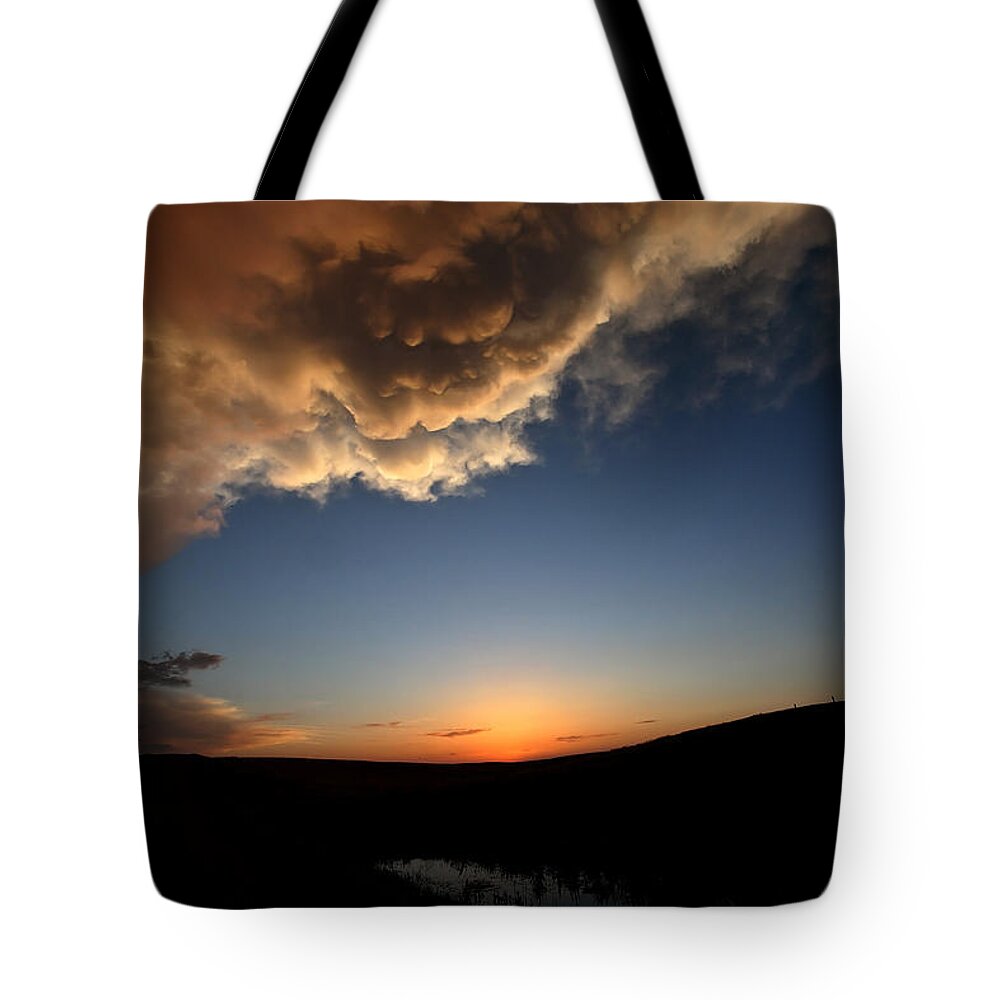 Setting Sun Tote Bag featuring the photograph Sun setting behind the horizon in Saskatchewan by Mark Duffy