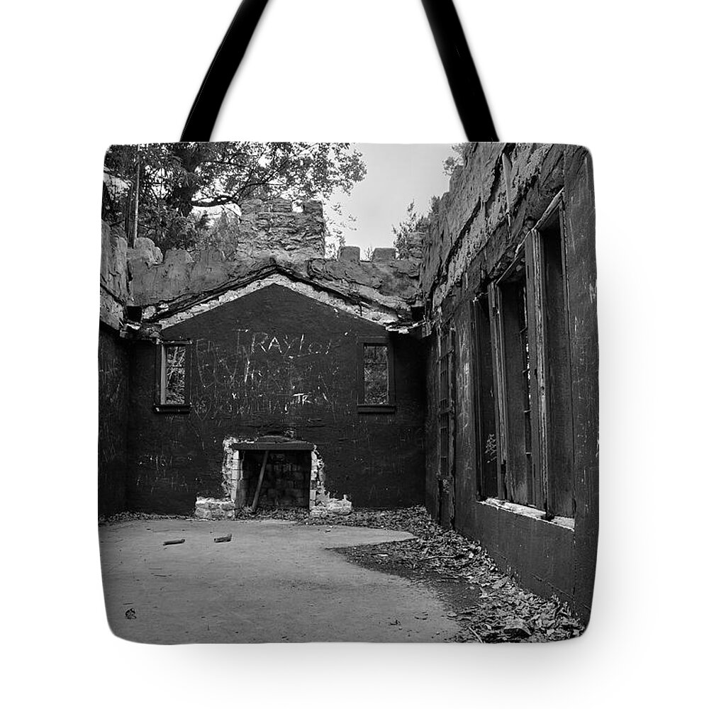 Buildings Tote Bag featuring the photograph Talking Walls by Ron Cline
