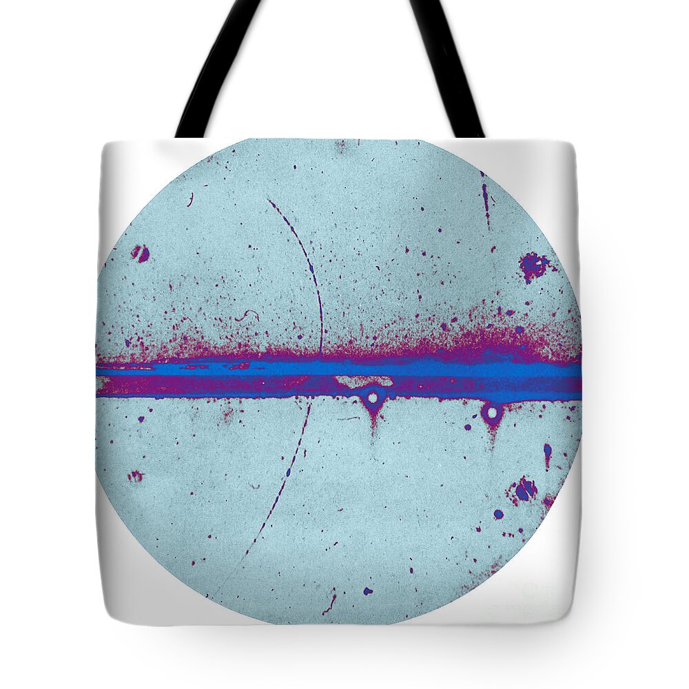 Science Tote Bag featuring the photograph Discovery Of The Positron, 1932 #1 by Science Source