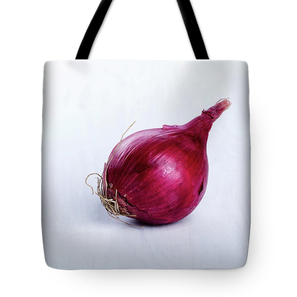 https://render.fineartamerica.com/images/rendered/default/tote-bag/images/artworkimages/medium/1/1-fresh-raw-aromatic-red-onion-b-d-s.jpg?&targetx=-190&targety=0&imagewidth=1144&imageheight=763&modelwidth=763&modelheight=763&backgroundcolor=660D21&orientation=0&producttype=totebag-18-18
