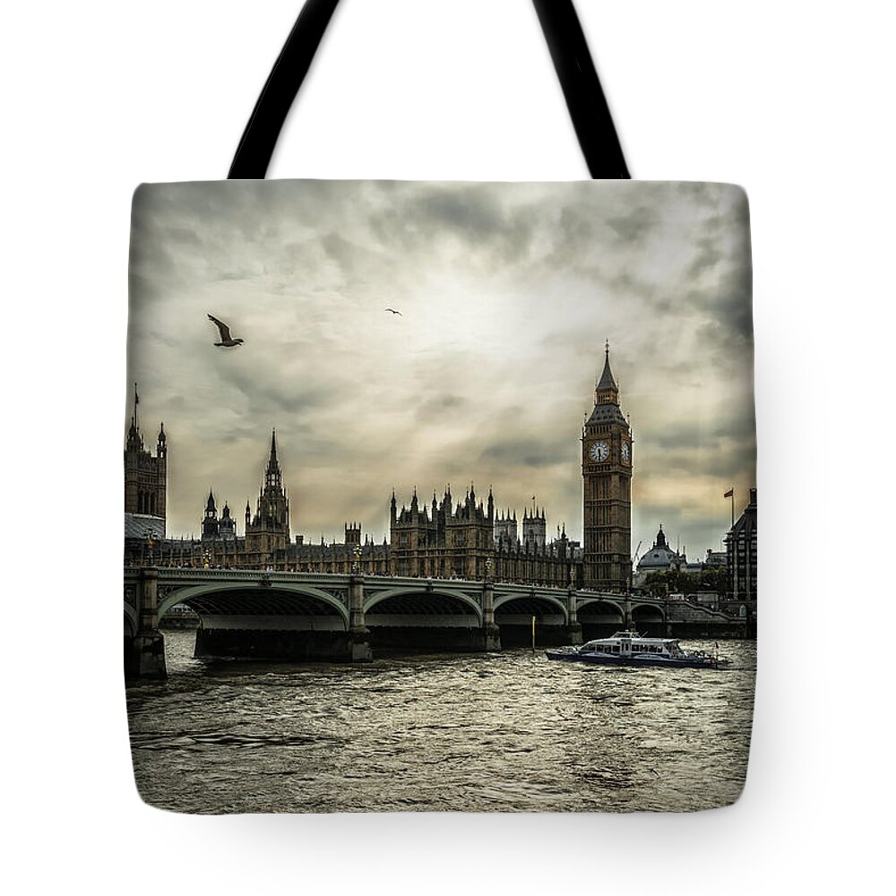 London Tote Bag featuring the photograph London #1 by Jaroslaw Grudzinski