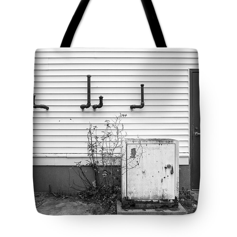 Alley Tote Bag featuring the photograph Provincetown #1 by Frank Winters