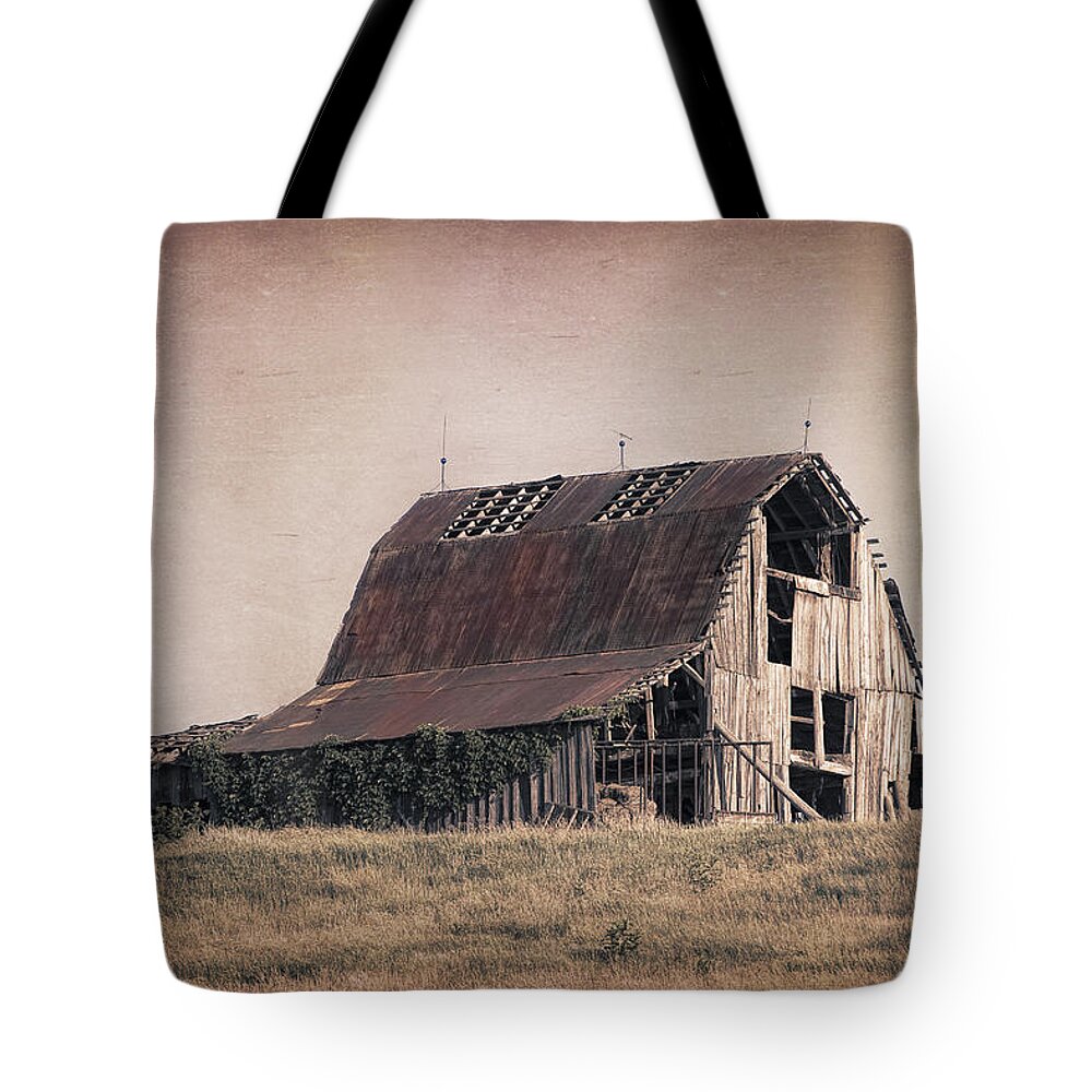 Americana Tote Bag featuring the photograph Rustic Barn by Tom Mc Nemar