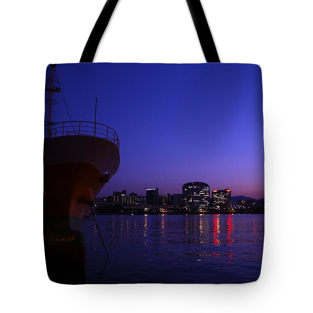 Evening Sun Tote Bag featuring the photograph Settingsun/fukuoka,japan #18 by Tamkats Ry