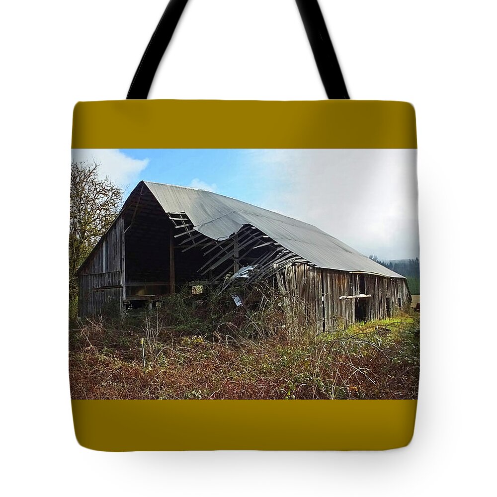 Oregon Tote Bag featuring the photograph Abandoned Barn in Alsea by Judy Wanamaker