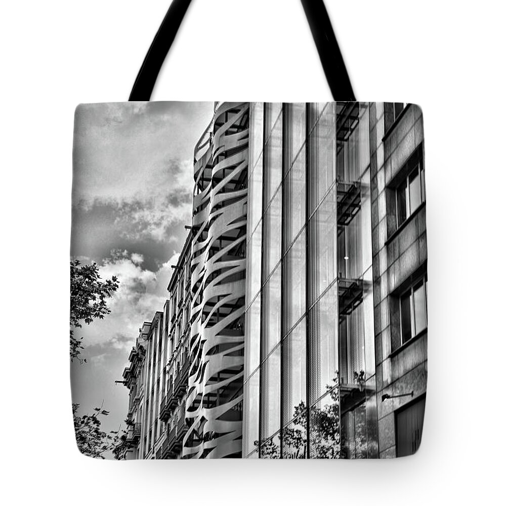  Barcelona Tote Bag featuring the photograph Architecture Barcelona BW III by Chuck Kuhn