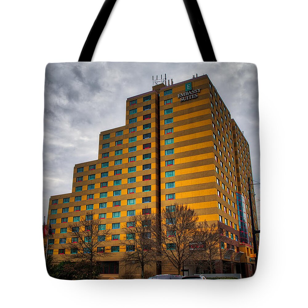Building Tote Bag featuring the photograph Atlanta Embassy Suites by Brett Engle