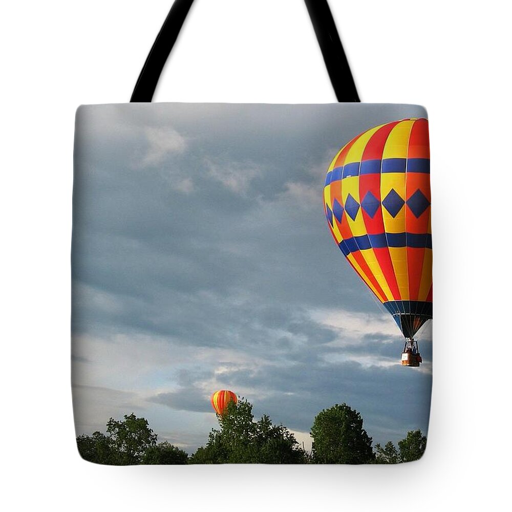 Hot Air Balloons Tote Bag featuring the photograph Balloons Up by Ed Smith