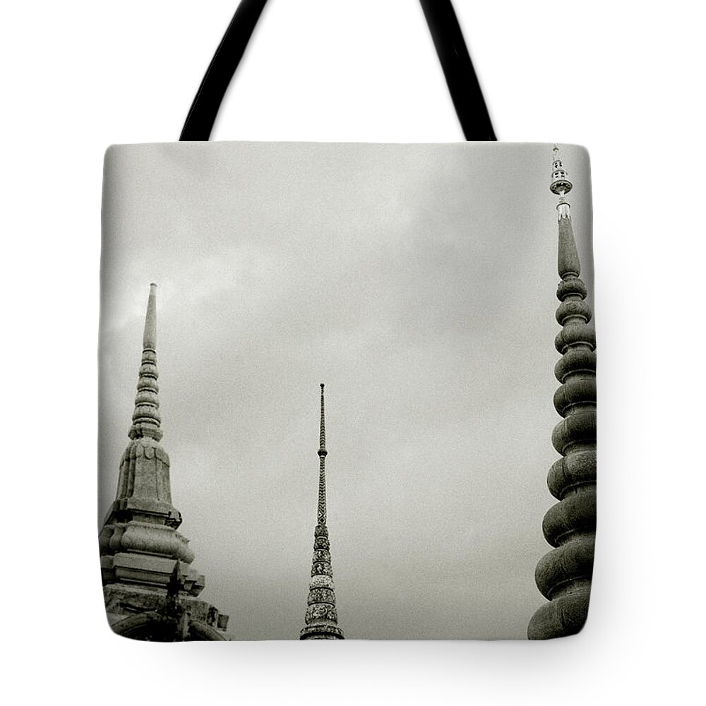 Temple Tote Bag featuring the photograph Beauty Of Sublime Wat Arun by Shaun Higson