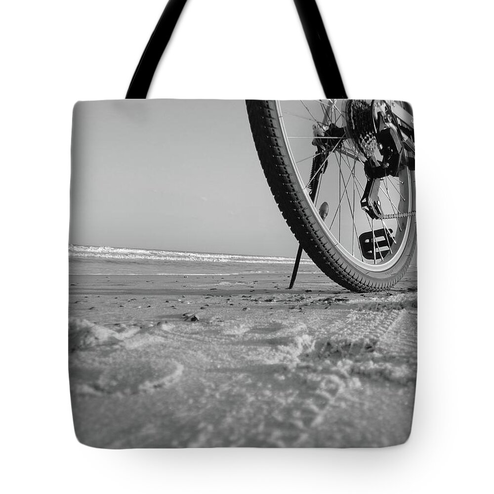 Black And White Print Tote Bag featuring the photograph Biking To The Beach by WaLdEmAr BoRrErO