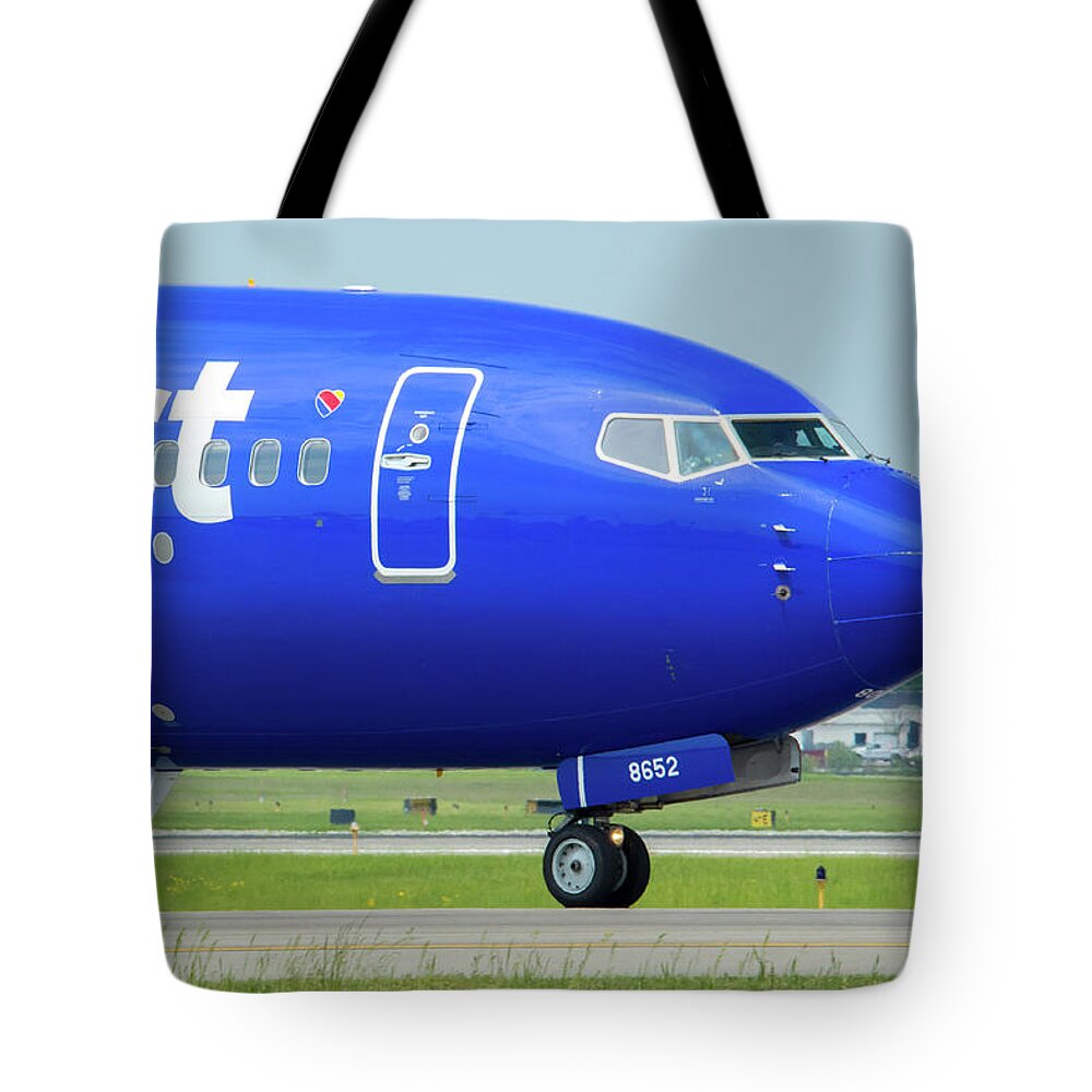 737 Tote Bag featuring the photograph Boeing 737 N8652B by Guy Whiteley