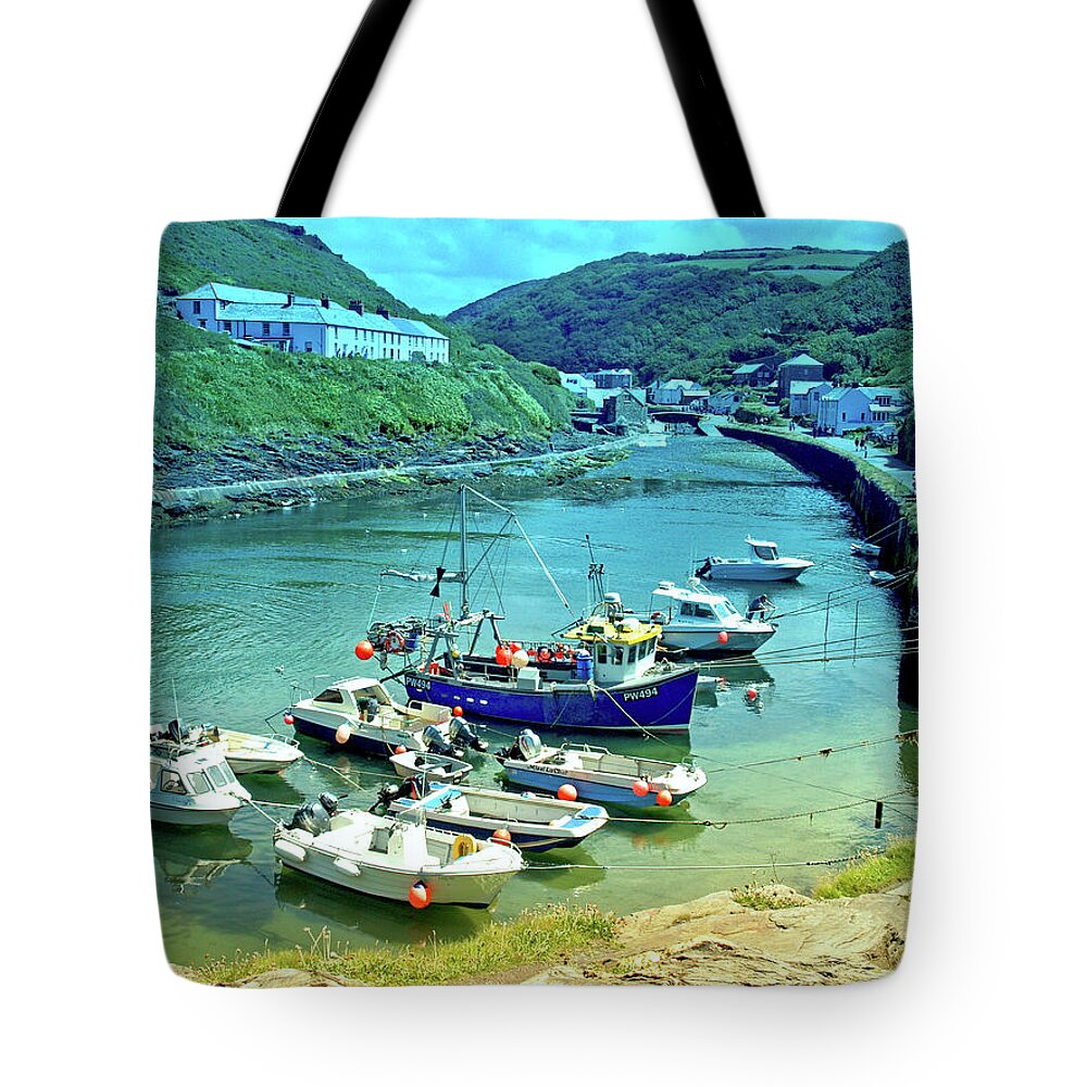 Places Tote Bag featuring the photograph Boscastle by Richard Denyer