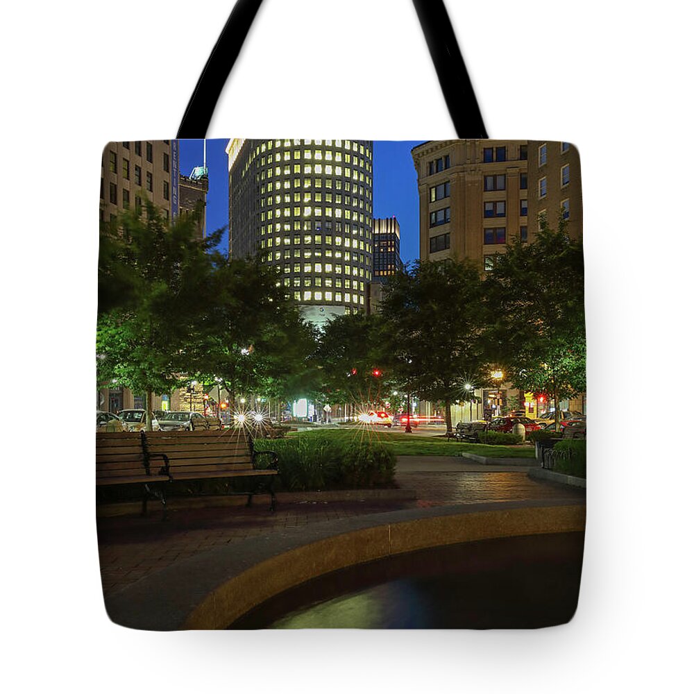 Boston Tote Bag featuring the photograph Boston Statler Park by Juergen Roth