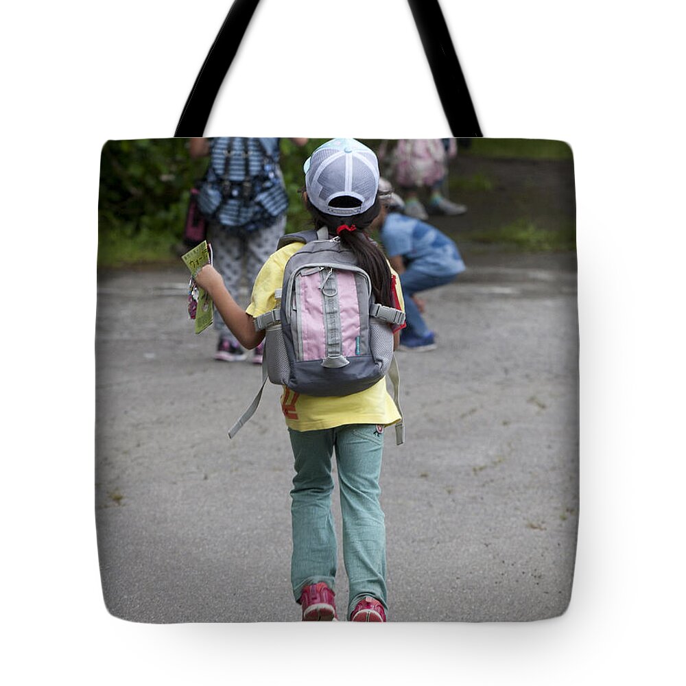 Family Tote Bag featuring the photograph Catch Up by Masami Iida