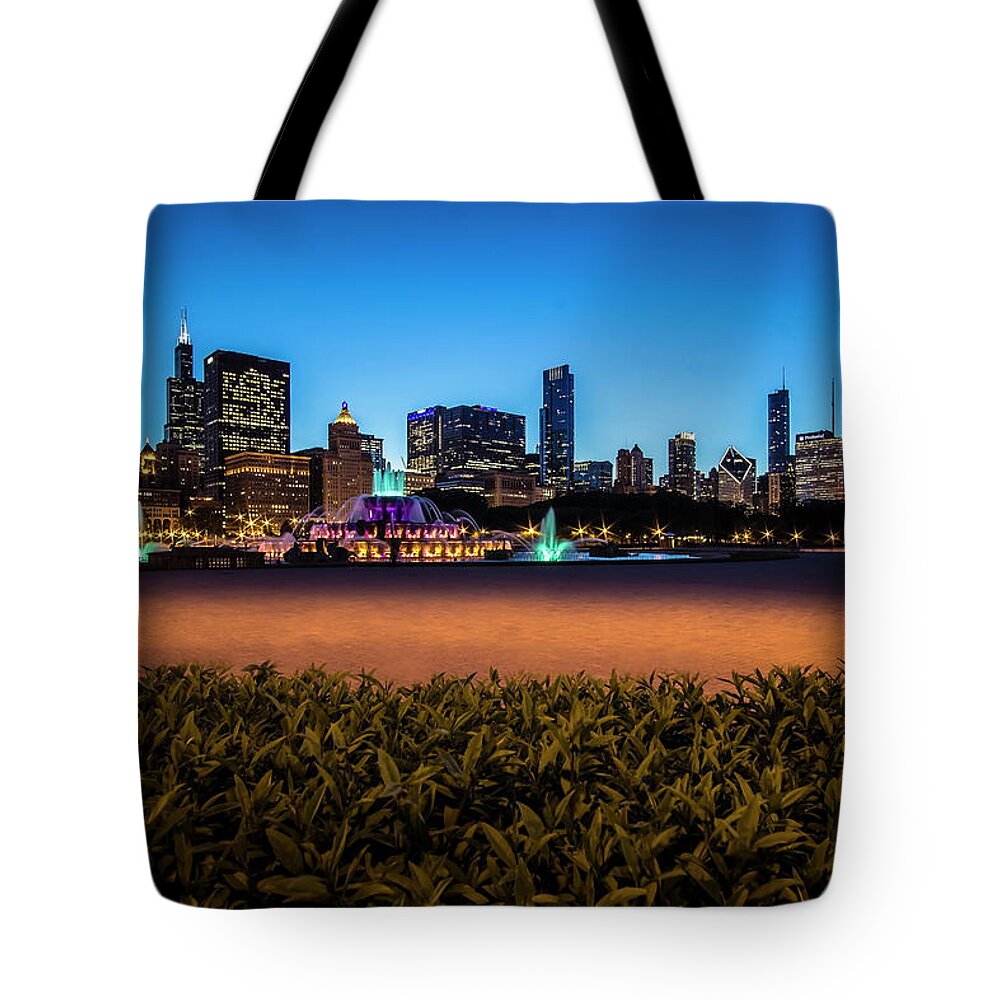 Clarence Buckingham Fountain Tote Bag featuring the photograph Chicago's Buckingham Fountain at dusk by Sven Brogren