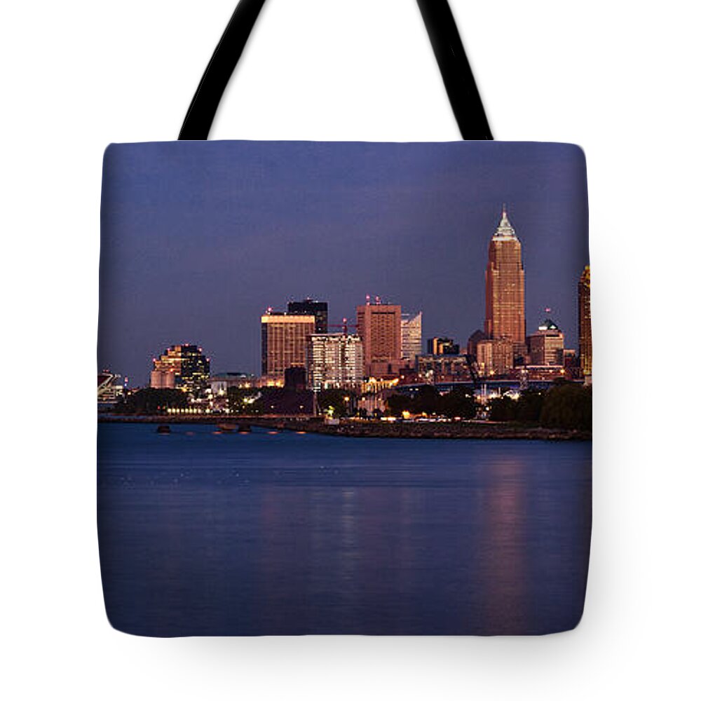  Cleveland Skyline Tote Bag featuring the photograph Cleveland Ohio by Dale Kincaid