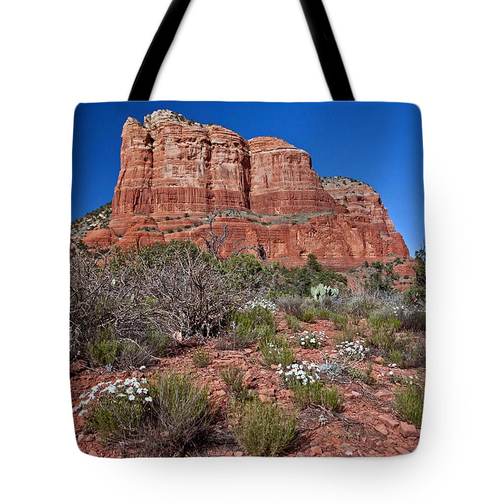 Photography By Suzanne Stout Tote Bag featuring the photograph Courthouse Butte by Suzanne Stout
