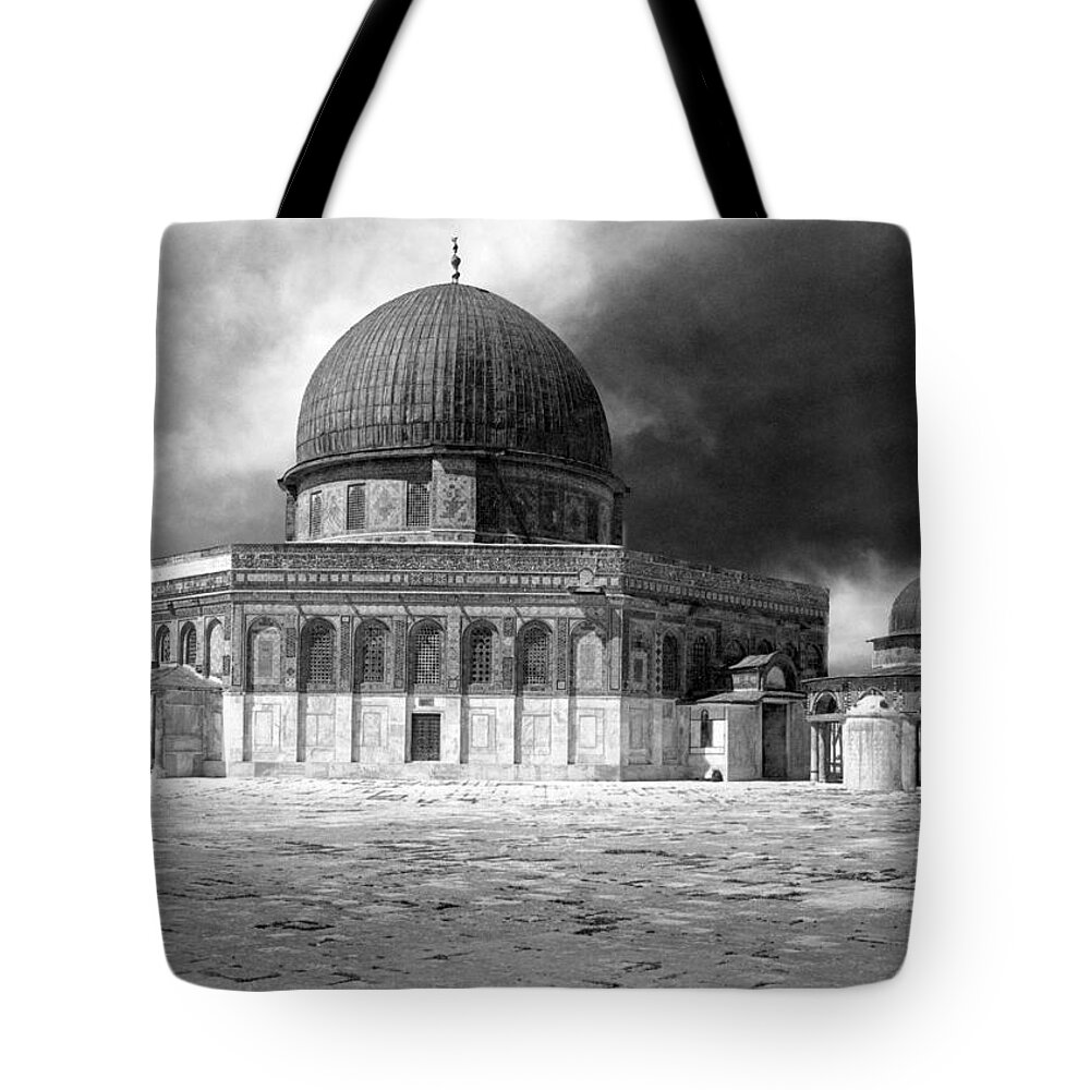Jerusalem Tote Bag featuring the photograph Dome of the Rock - Jerusalem by Munir Alawi