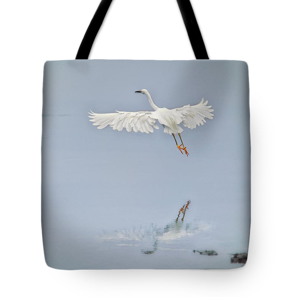 Egret Tote Bag featuring the photograph Egret Takes Flight by Susan Gary