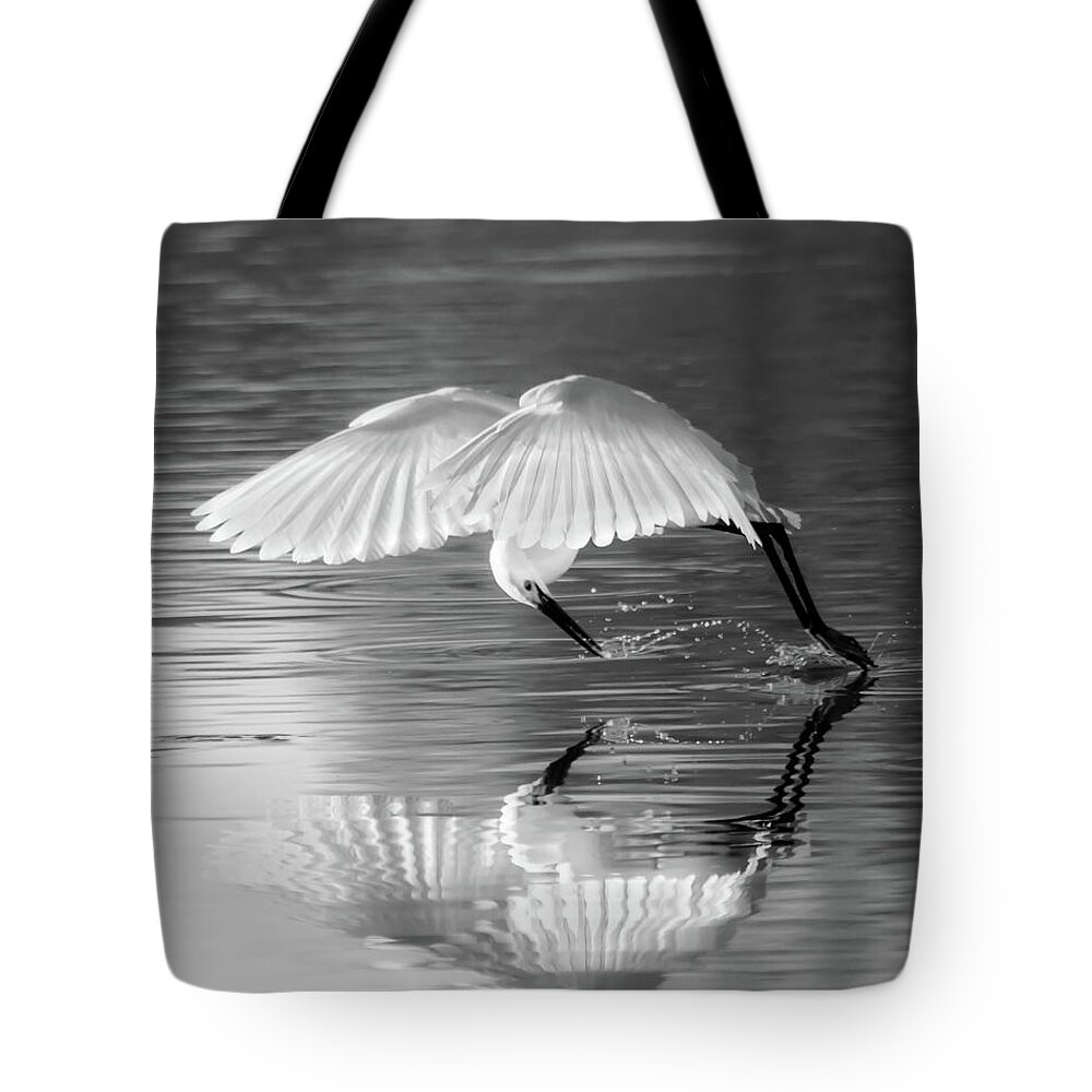 Egret Tote Bag featuring the photograph Elegant Egret by Ruth Jolly