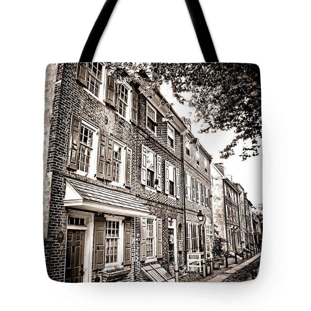 Elfreth Tote Bag featuring the photograph Elfreth Alley by Olivier Le Queinec