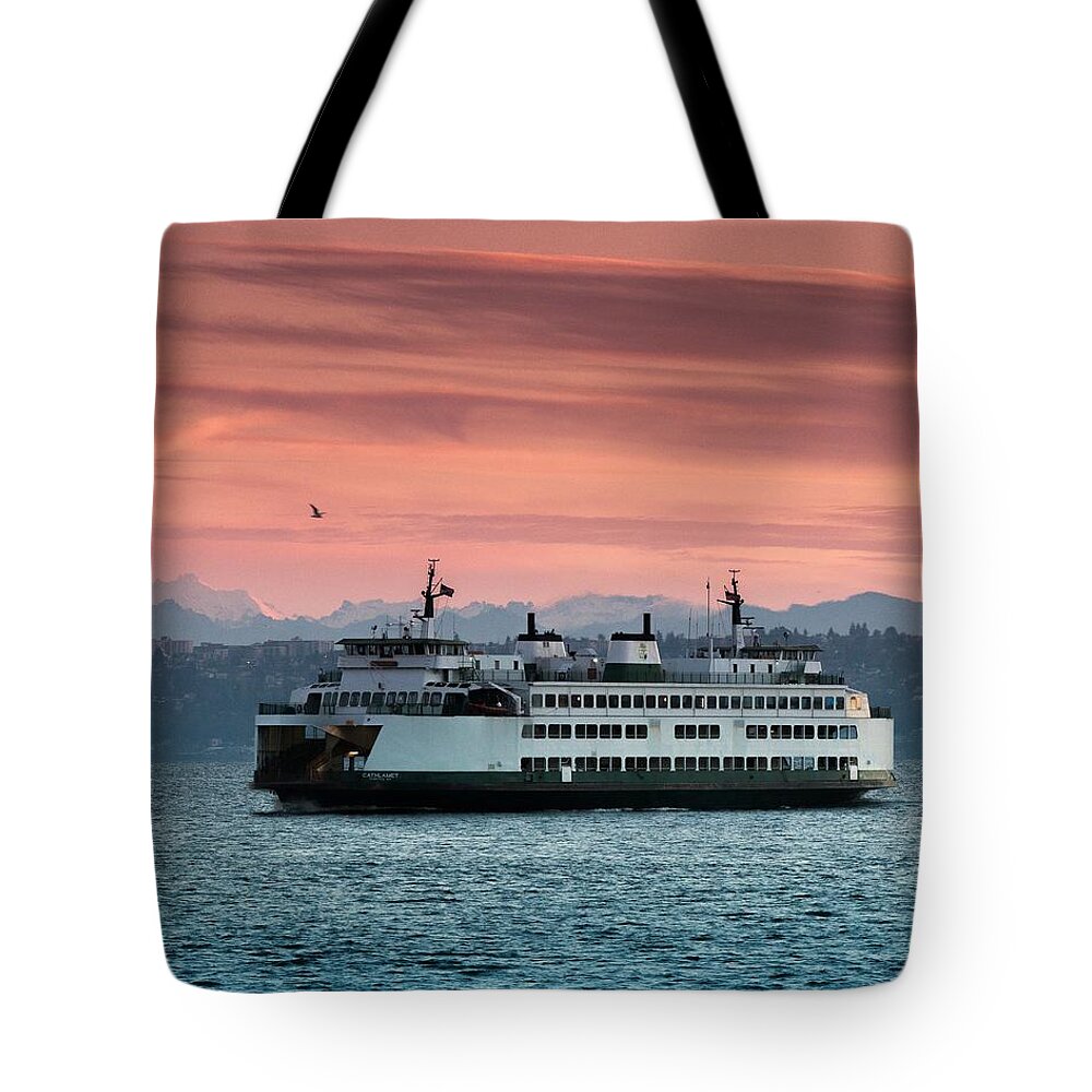 Sunrise Tote Bag featuring the photograph Ferry Cathlamet at Dawn.1 by E Faithe Lester
