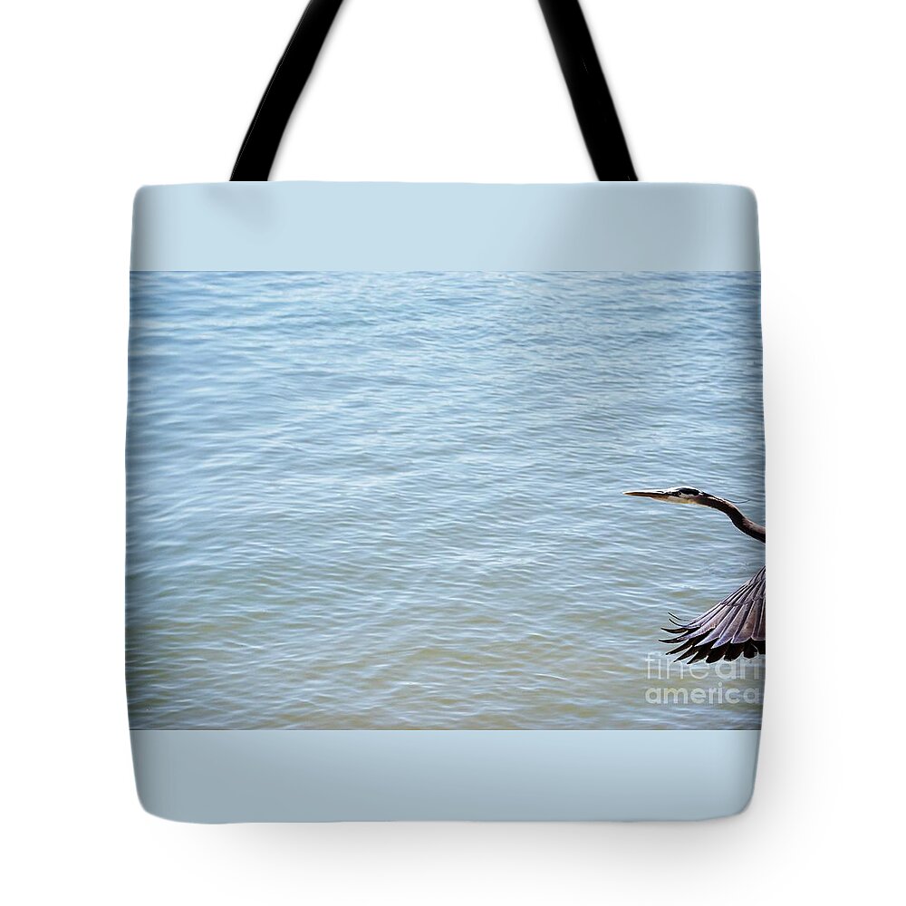 Bird Tote Bag featuring the photograph Flying in by Merle Grenz
