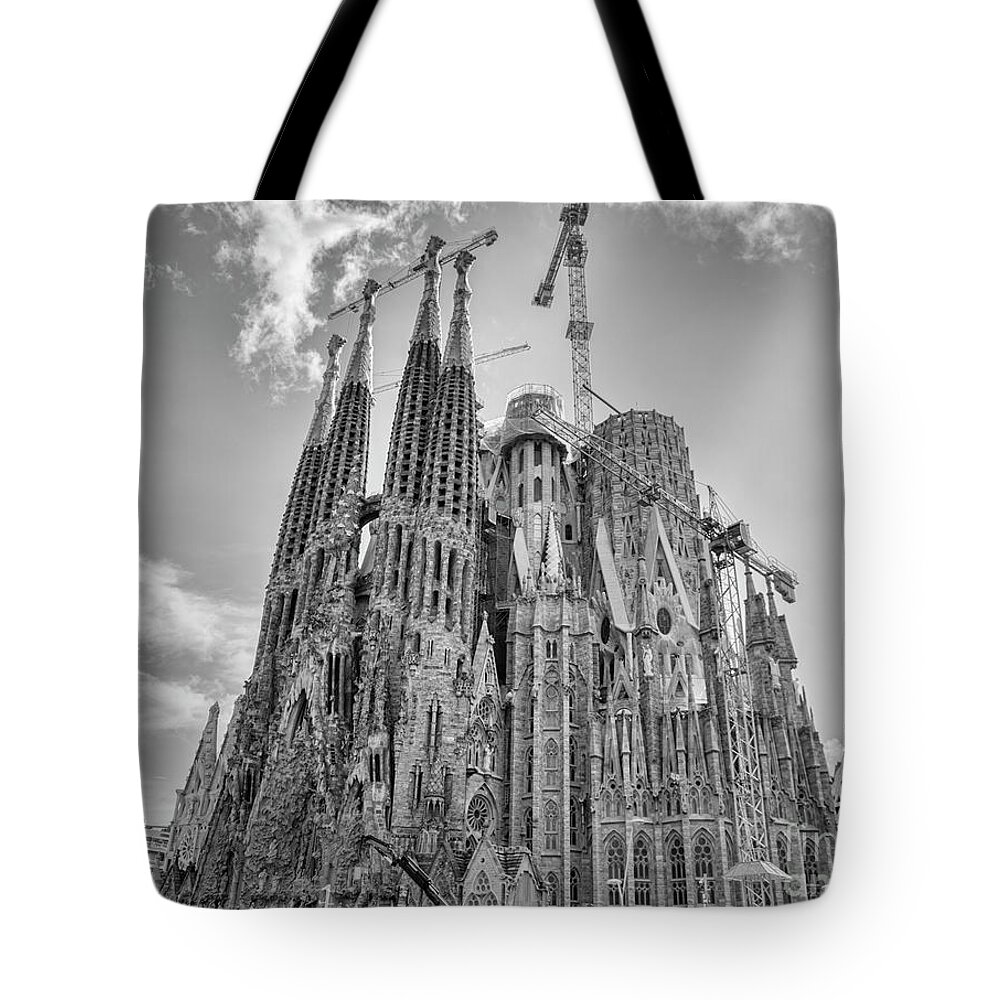La Sagrada Familia Tote Bag featuring the photograph Gaudi La Sagrada Blk Wht by Chuck Kuhn
