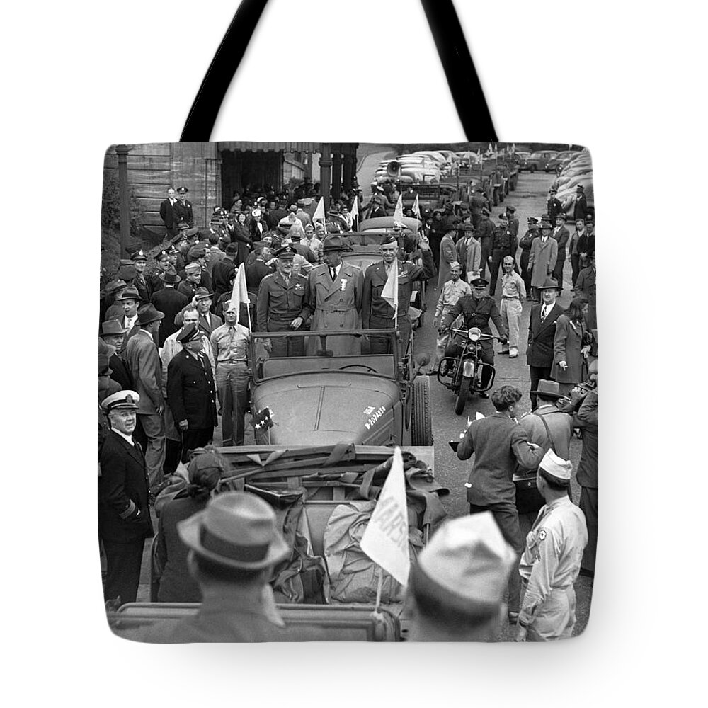 1940s Tote Bag featuring the photograph Generals Visit Philadelphia by Underwood Archives