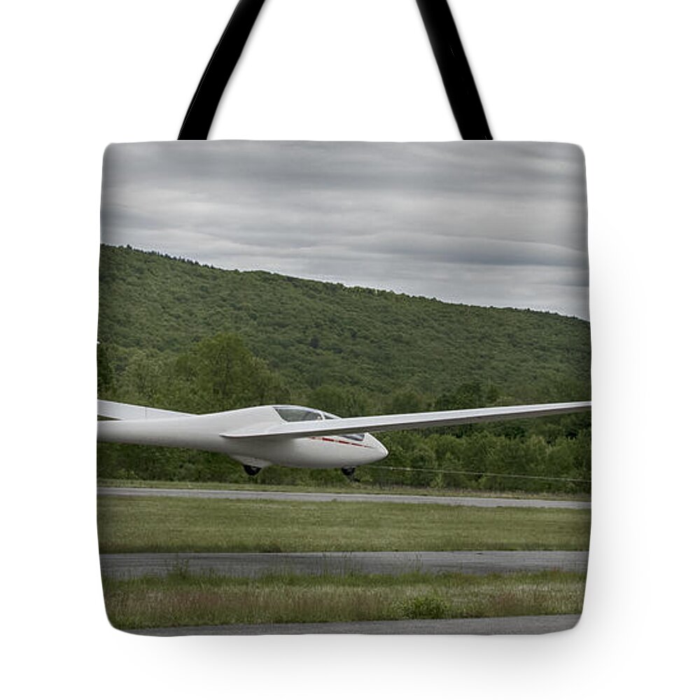 Glider Tote Bag featuring the photograph Glider by Roni Chastain