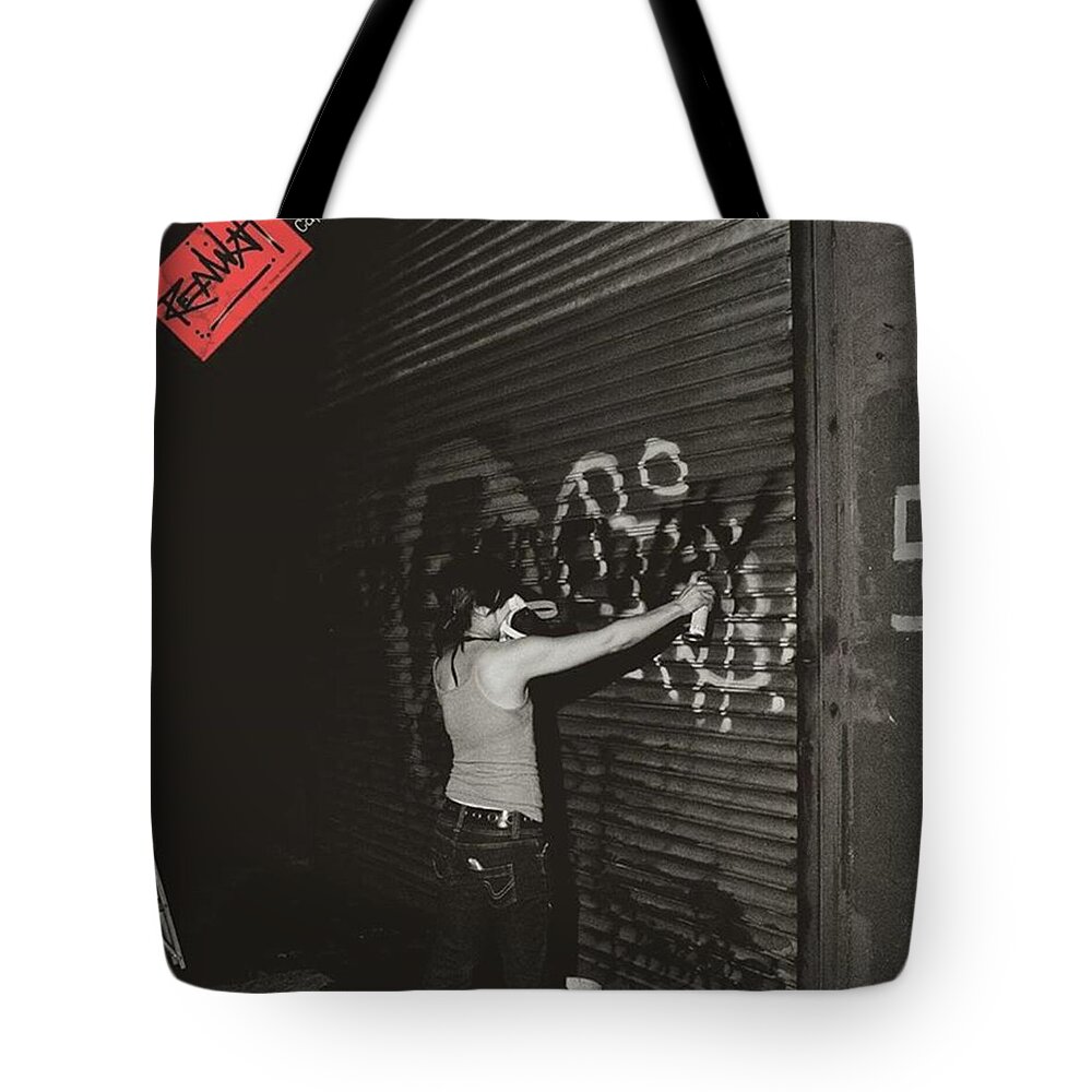 Bnw_photo Tote Bag featuring the photograph Graff Girl by Rennie RenWah