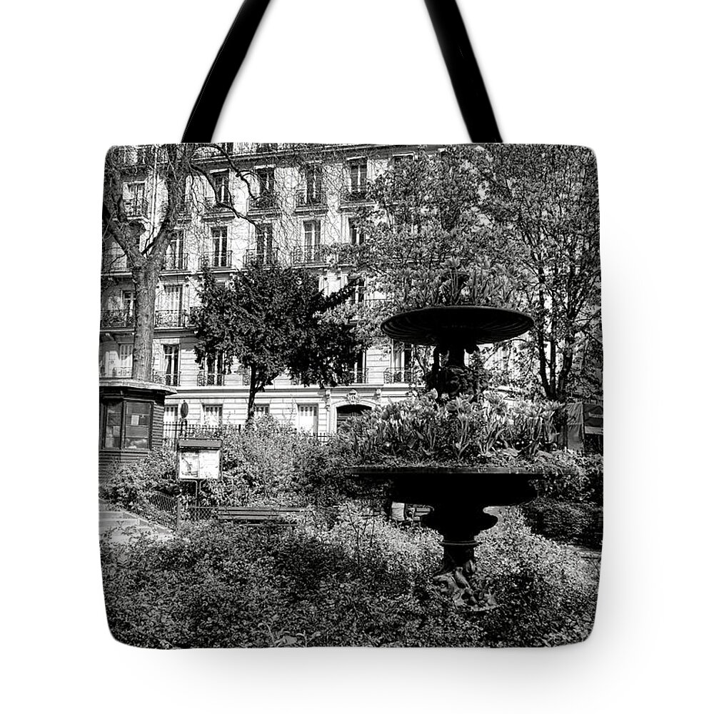 Paris Tote Bag featuring the photograph Grand Standing by Olivier Le Queinec