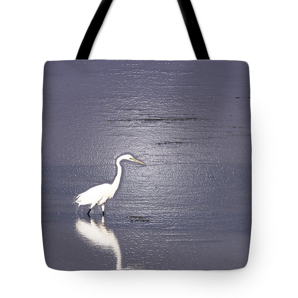 Great Egret Tote Bag featuring the photograph Great Egret by Steven Sparks