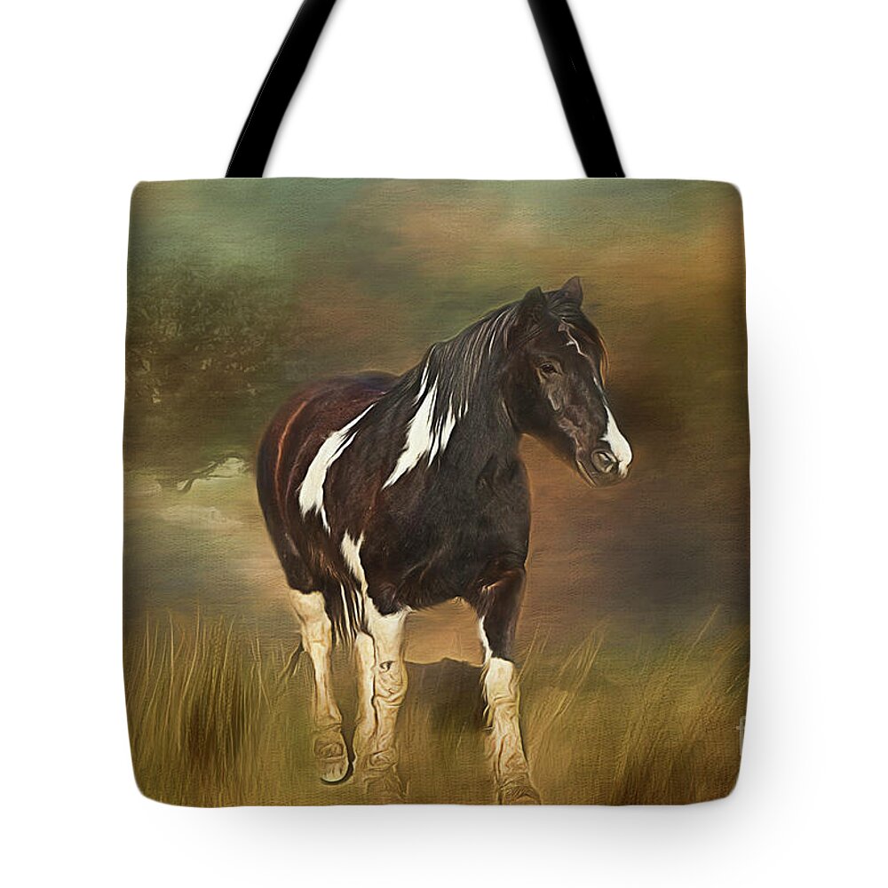 Horse Tote Bag featuring the photograph Heading For Home by Teresa Wilson