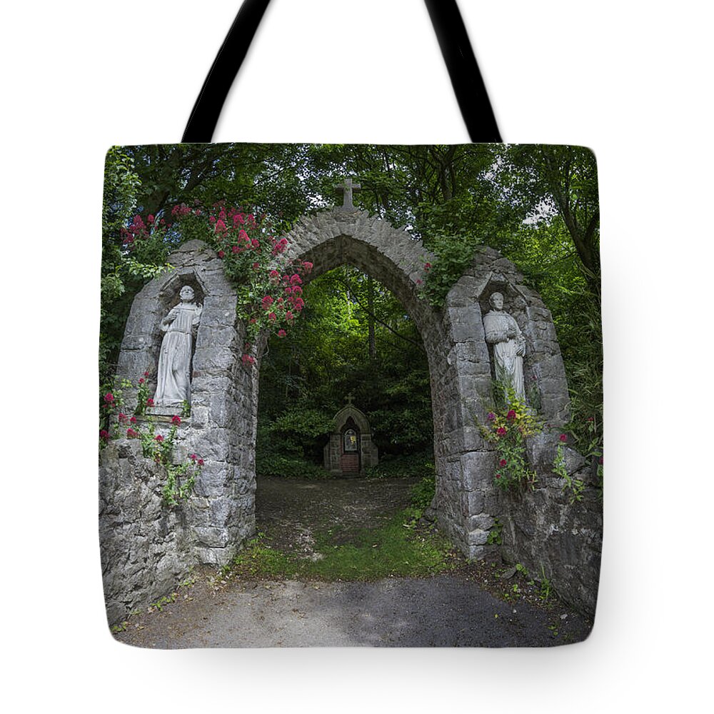 Architecture Tote Bag featuring the photograph Heavens Archway by Ian Mitchell