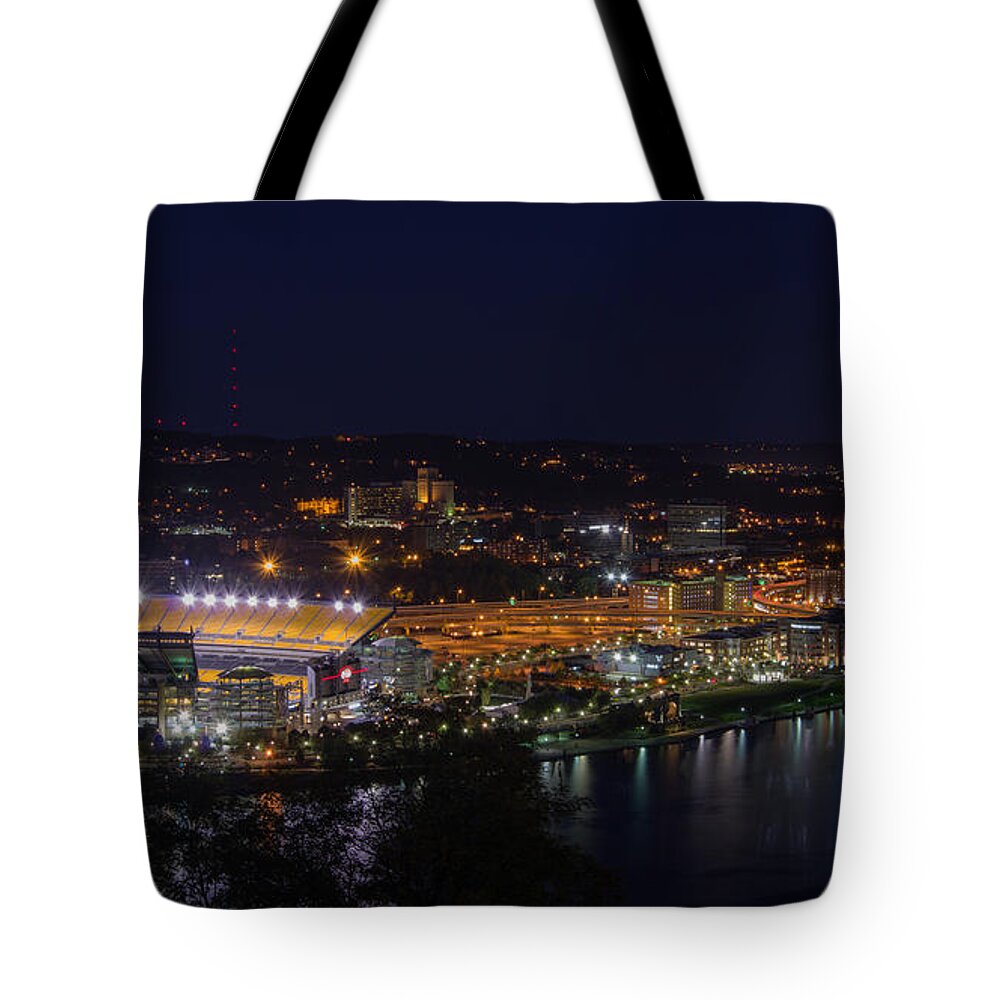 Da 18-135 Wr Tote Bag featuring the photograph Heinz Field at Night from Mt Washington by Lori Coleman