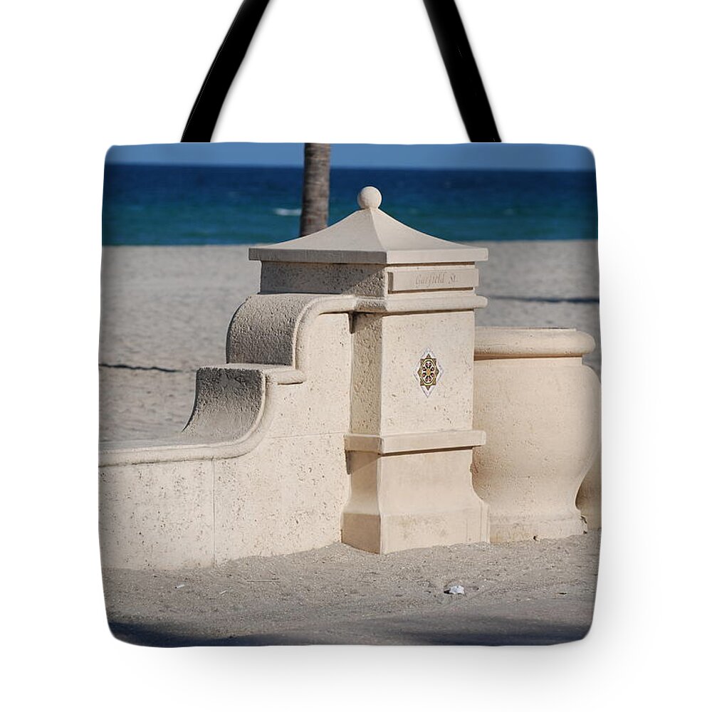 Beach Tote Bag featuring the photograph Hollywood Beach by Rob Hans